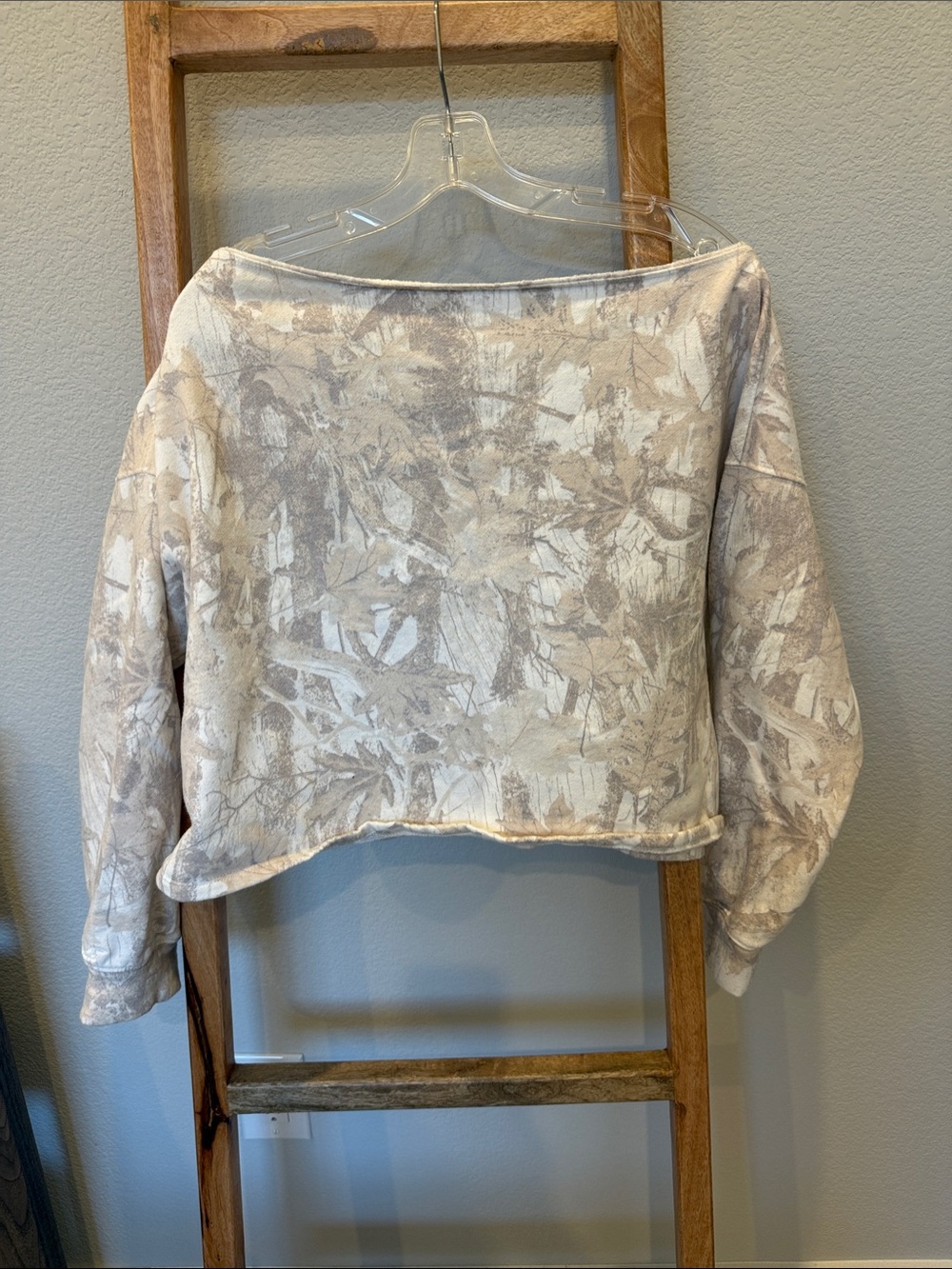 Hollister Off-Shoulder Cropped Sweater in Beige and Cream Leaf Print